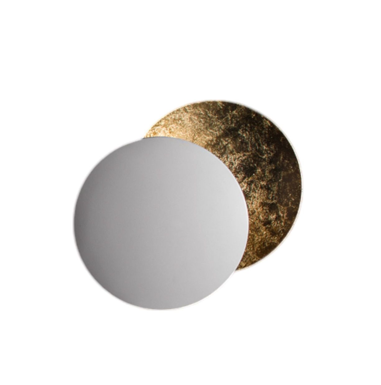 Lederam W Wandleuchte von Catellani & Smith: Runde Wandlampe mit goldener Rückseite.