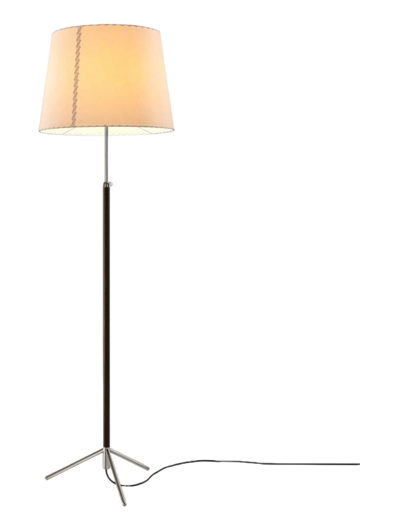Santa & Cole Pie de Salon Stehleuchte mit beigem Lampenschirm und Stativfuß.