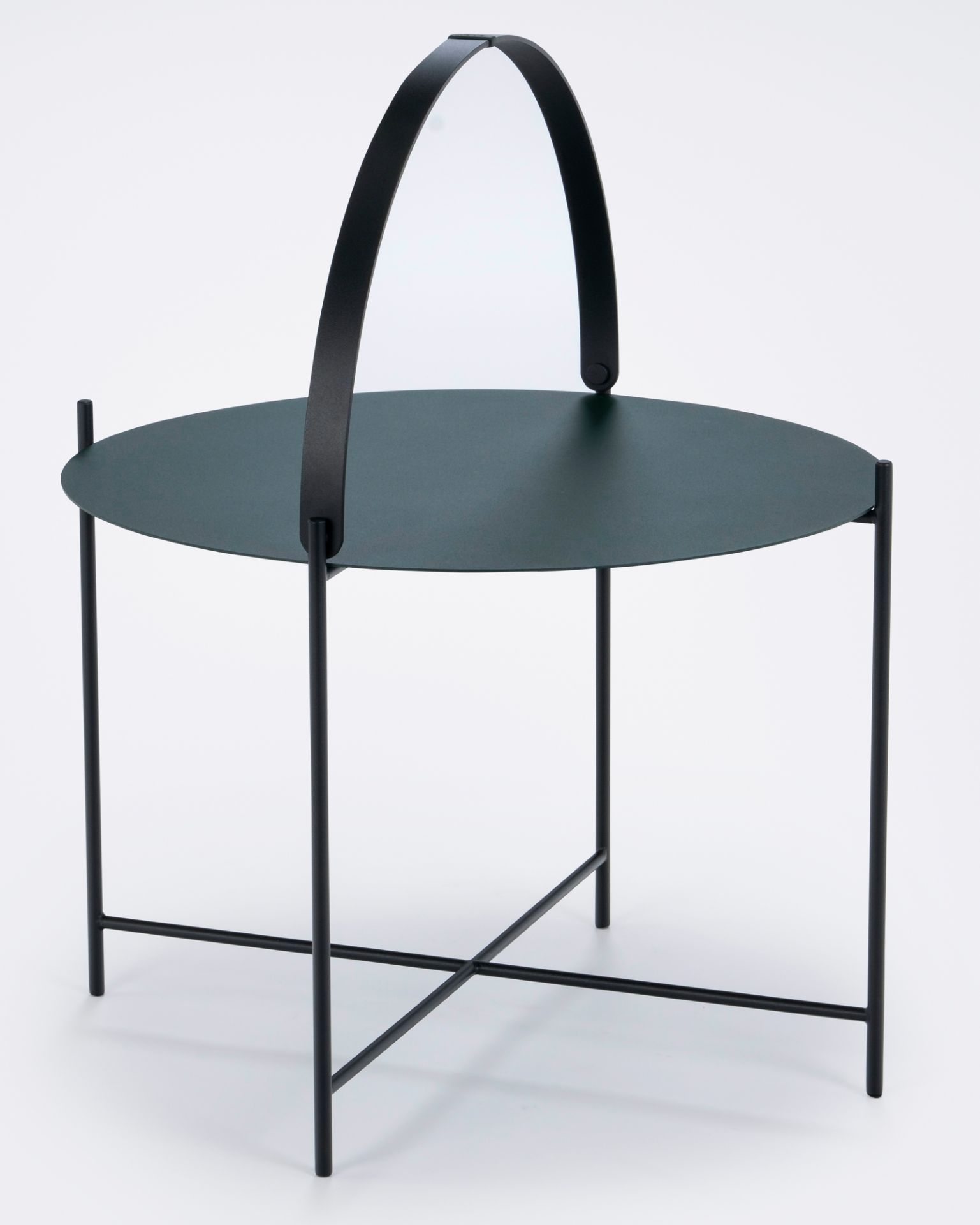 Houe Edge Tray Table Beistelltisch in Grün mit schwarzem Metallgestell und Tragegriff.