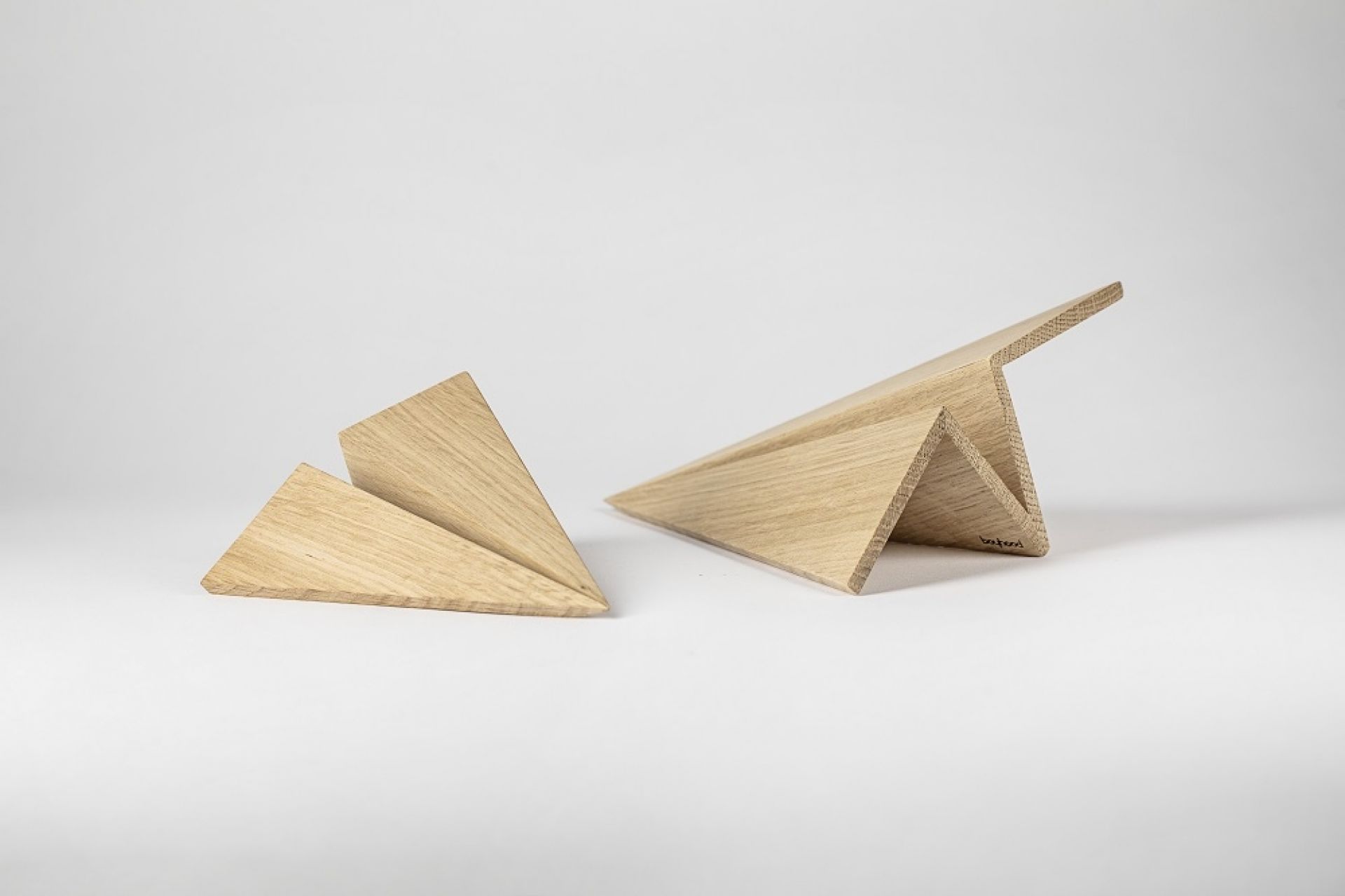 Zwei Maverick Paperplane Holzfiguren in Eiche natur, handgefertigte Dekoration für Kinderzimmer.