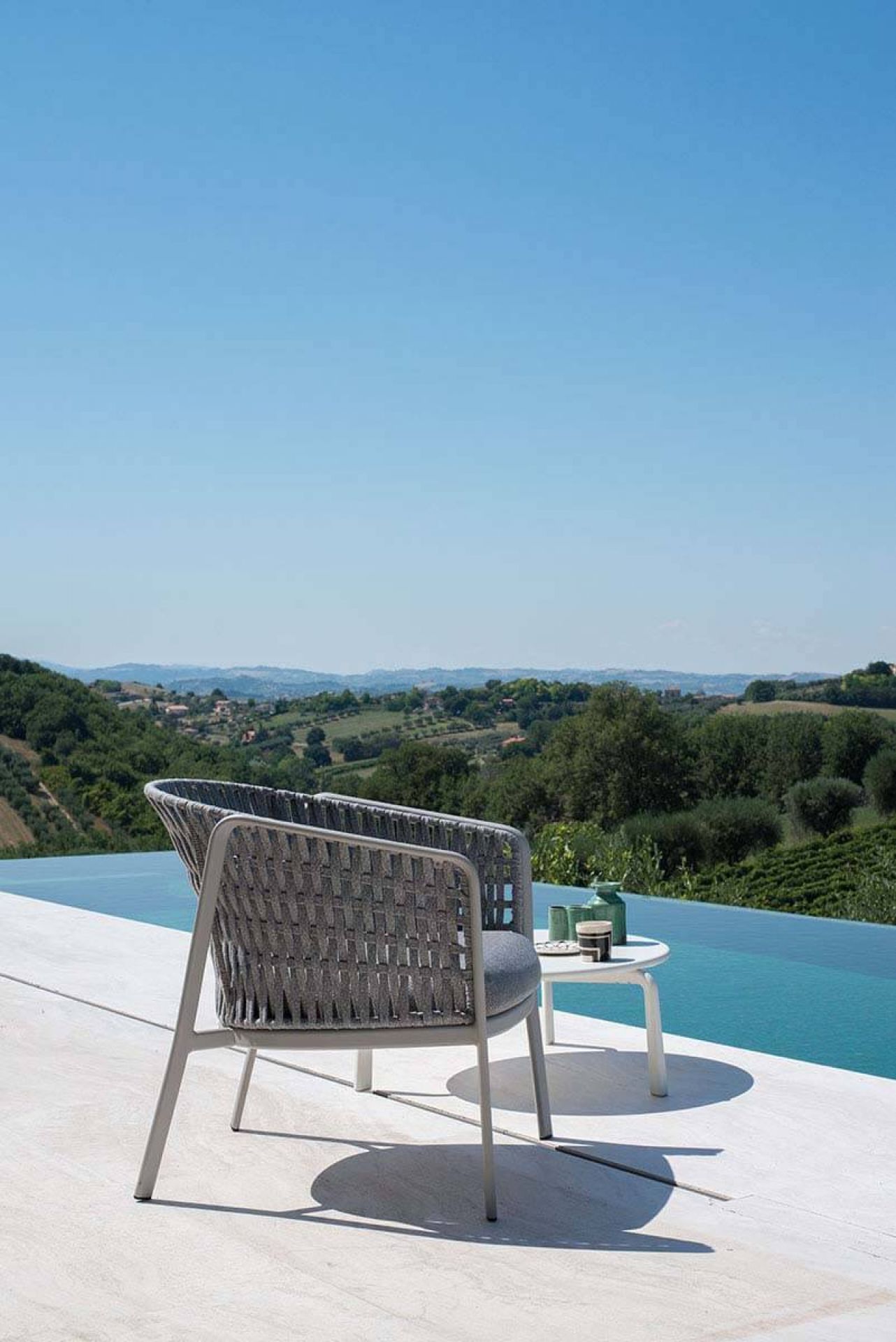 Carousel Loungesessel von Emu in Weiß/Melange Ivory. Outdoor Sessel mit Flechtmuster und Tisch.