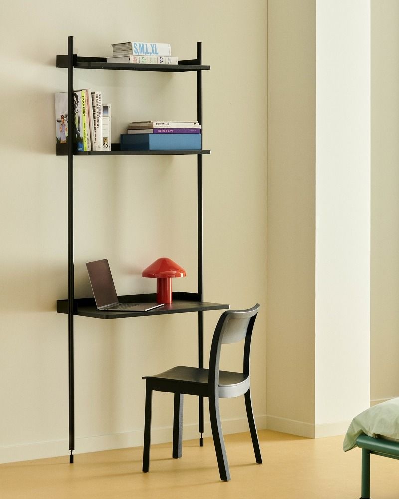 Schwarzer Pastis Chair Stuhl von Hay vor einem Regal mit Schreibtisch, modernes Möbeldesign.