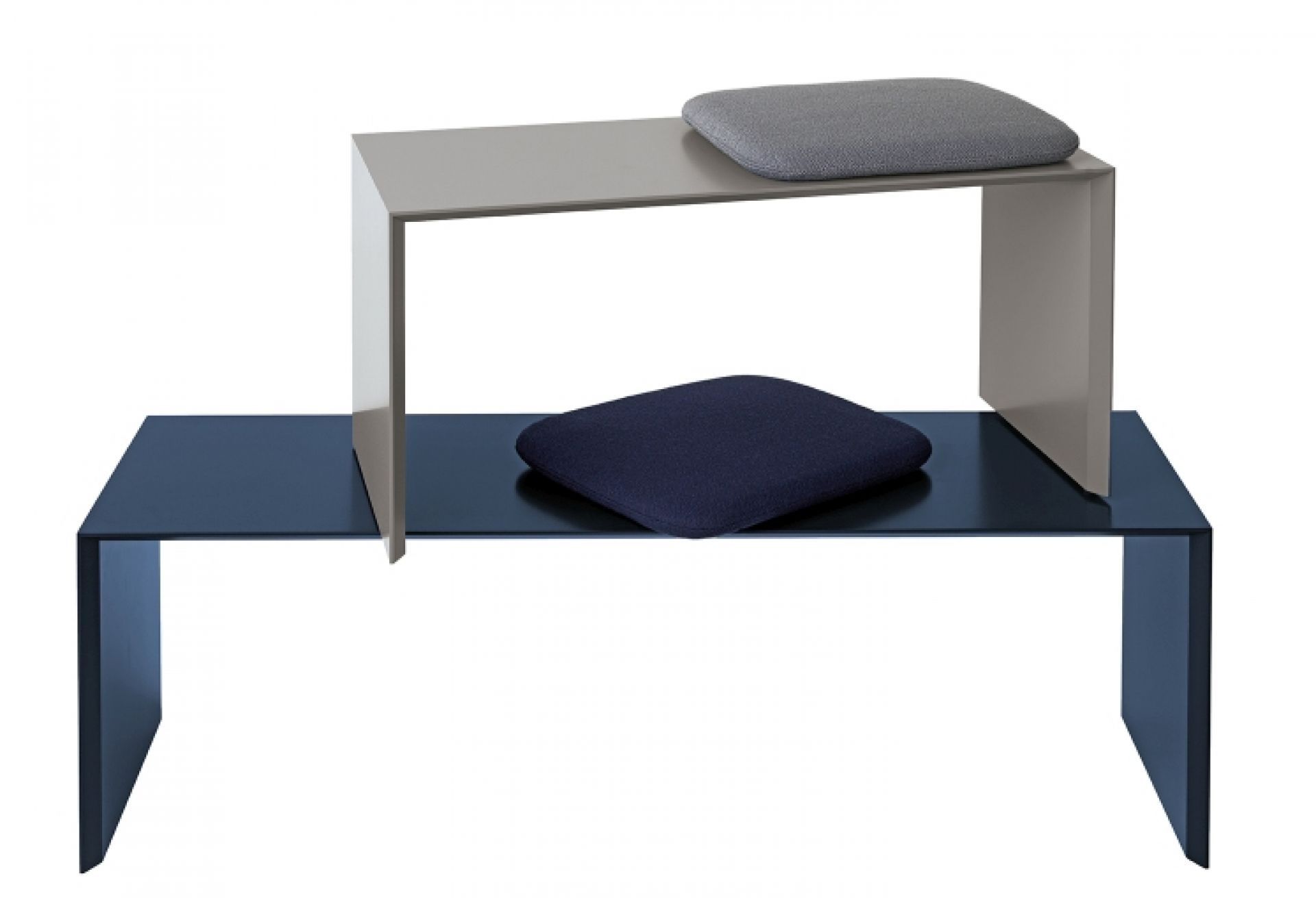 Schönbuch Add On Sitzbank, 120 cm breit, in Blau und Grau mit zwei Sitzkissen.