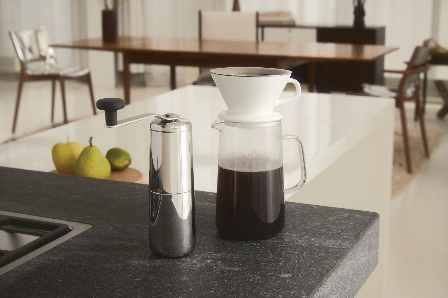 Alessi Slow Coffee Set: Handmühle und Glaskanne mit Filter für Pour-Over Kaffee.