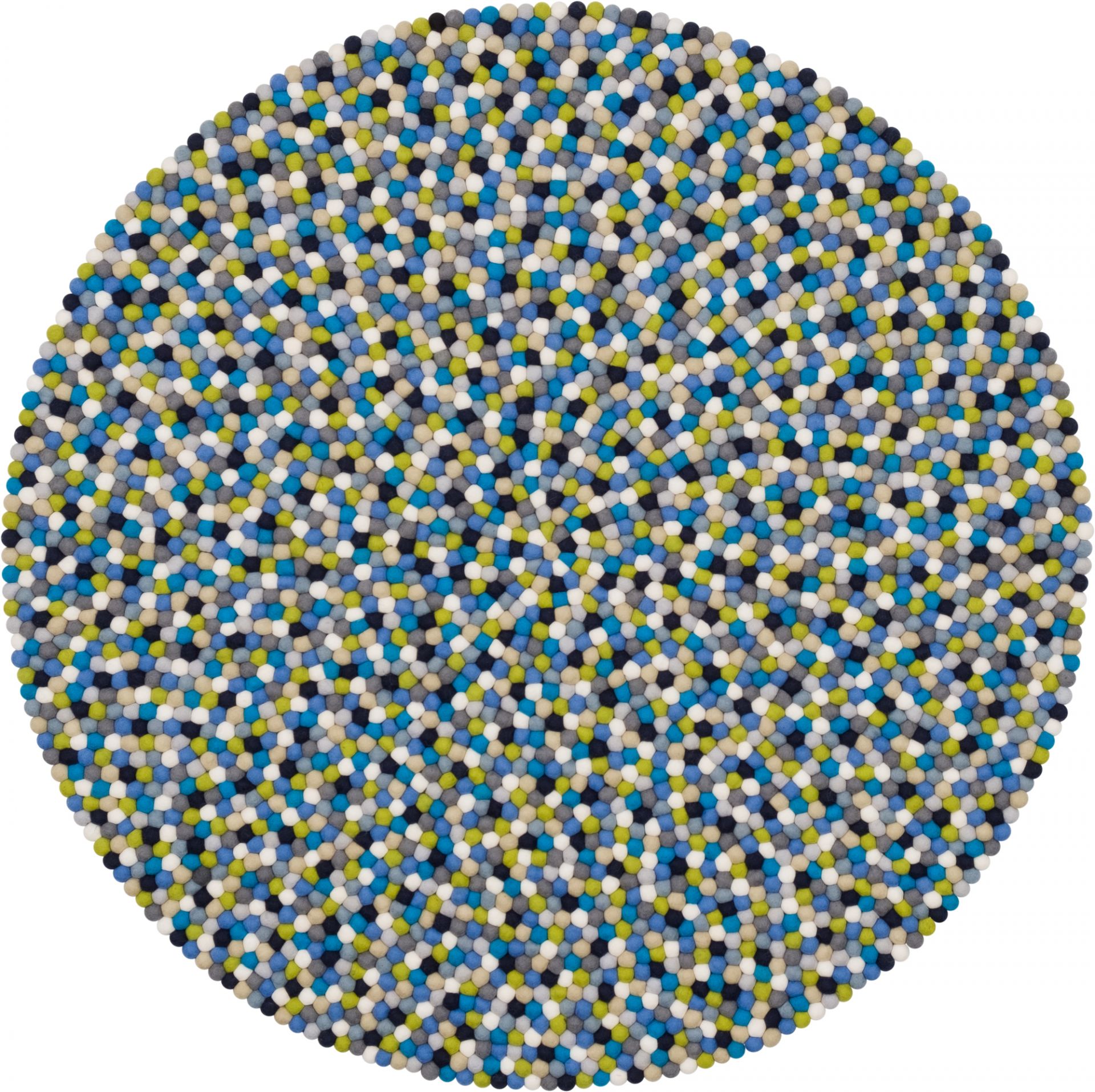 Runder Filzkugel Teppich "myfelt Fritz" mit blau, grün, grau und weißen Filzkugeln.