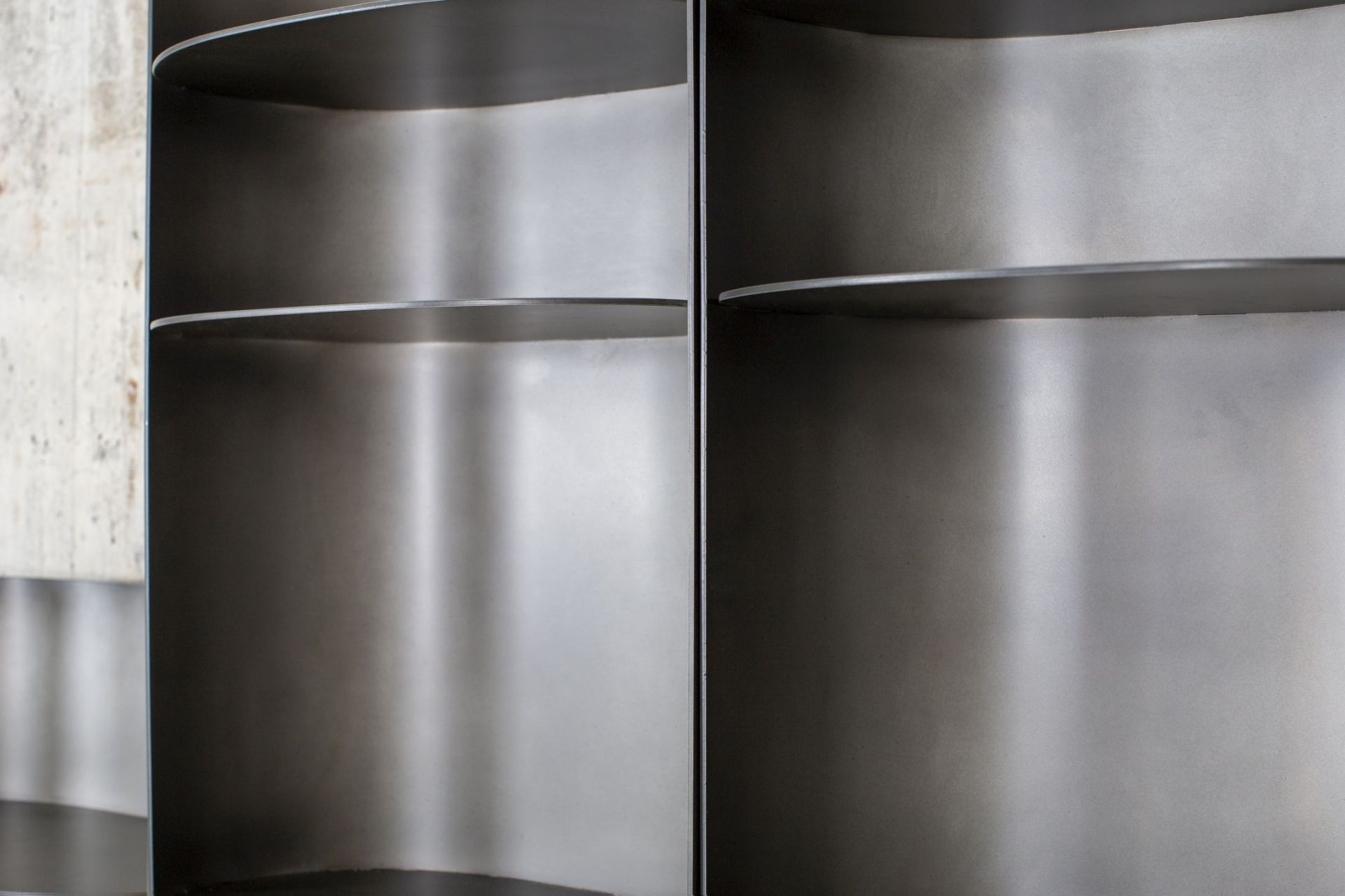 Nahaufnahme des Como Regals von Pulpo in Rauchgrau, ein modernes Metallregal mit Ablageflächen.