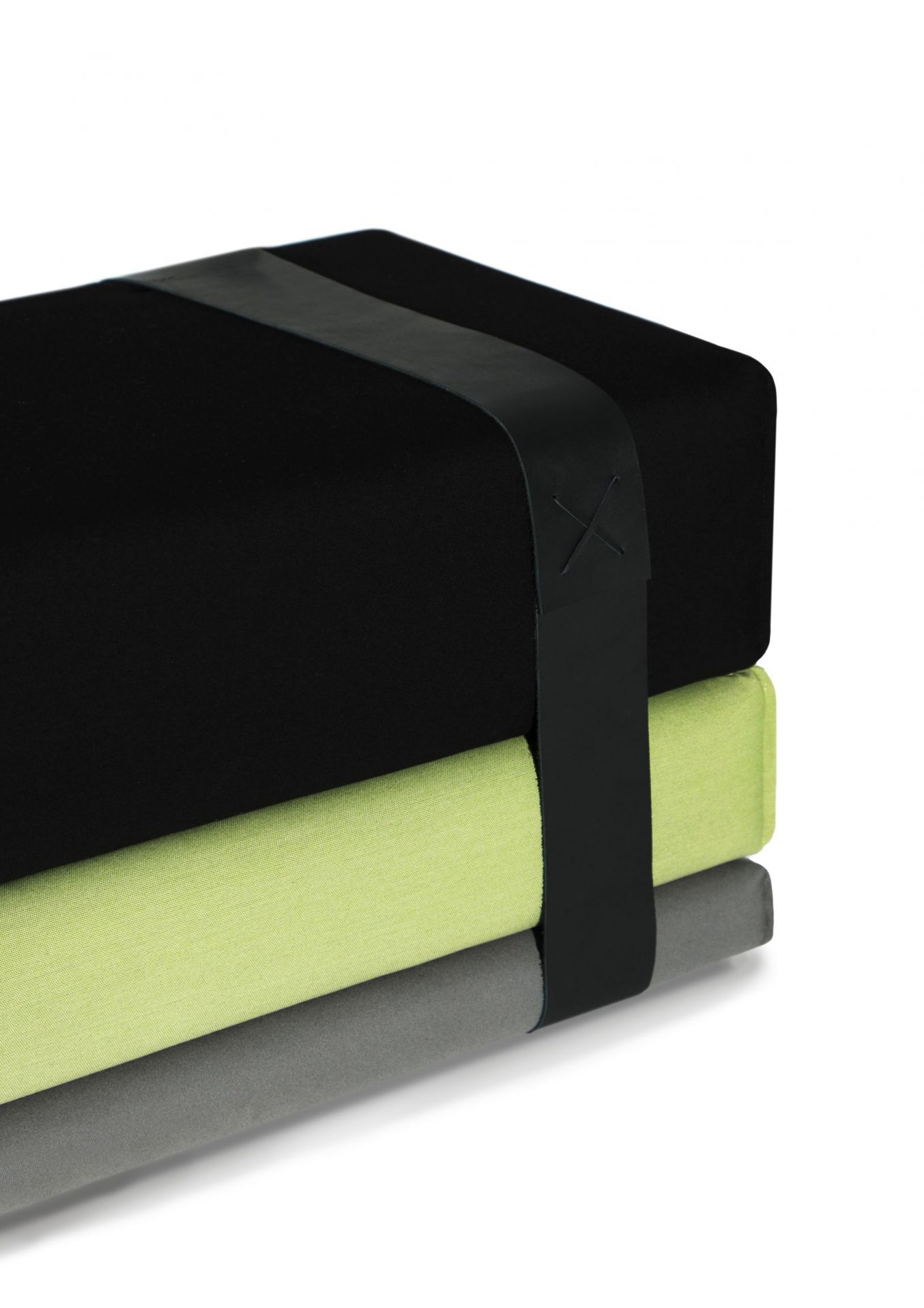 Bavul Bank von Prostoria: Stapelbare Sitzkissen in Schwarz, Grün und Grau mit Lederband.