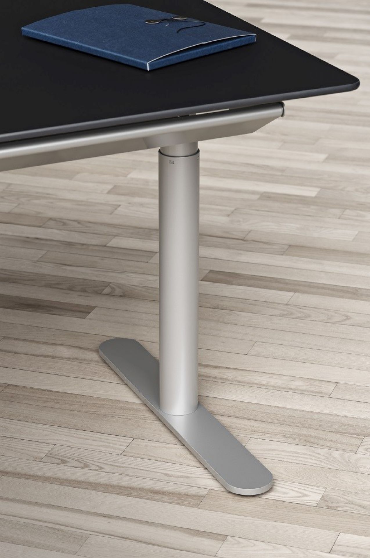 Detailaufnahme: HiLow 2 elektrisch höhenverstellbarer Tisch mit schwarzer Platte und silbernem Gestell. Ergonomischer Arbeitstisch.