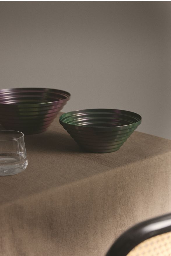 Alessi Maya Schale, rund, in Grün-Lila. Dekorative Schüssel für Obst, Salate und mehr.