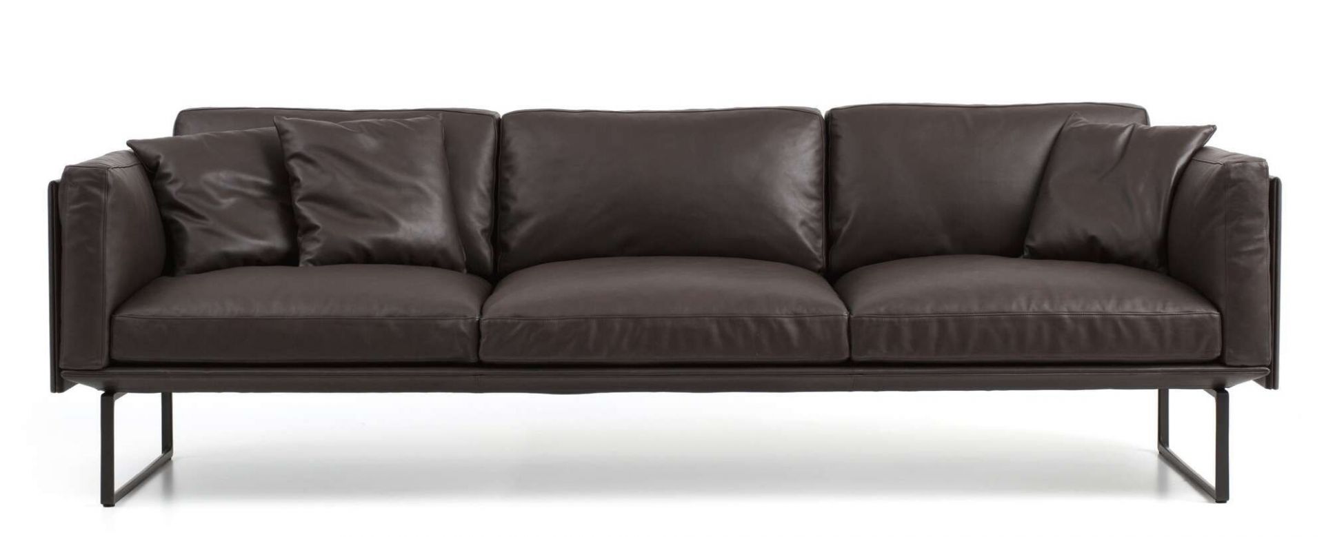 Braunes Cassina Sofa 3-Sitzer mit Lederbezug und Kissen, modernes Design für Wohnzimmer.
