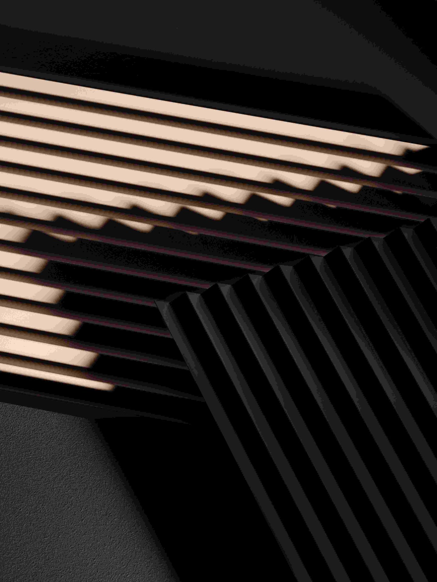 Detailaufnahme der Schönbuch Yoshi Schubablage M in Schwarz, modernes Möbeldesign mit Lamellenstruktur.