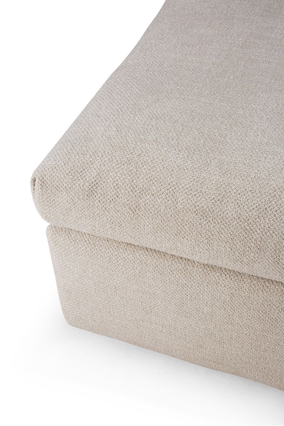 Detailaufnahme des Mellow Polsterhockers von Ethnicraft, elfenbeinfarbener Stoff, bequemer Sitzhocker für Wohnzimmer.