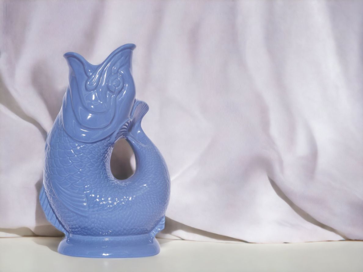 Gluckigluck Fischkaraffe in Sea Blue, XL. Keramik Vase in Fischform für Wasser oder Blumen.