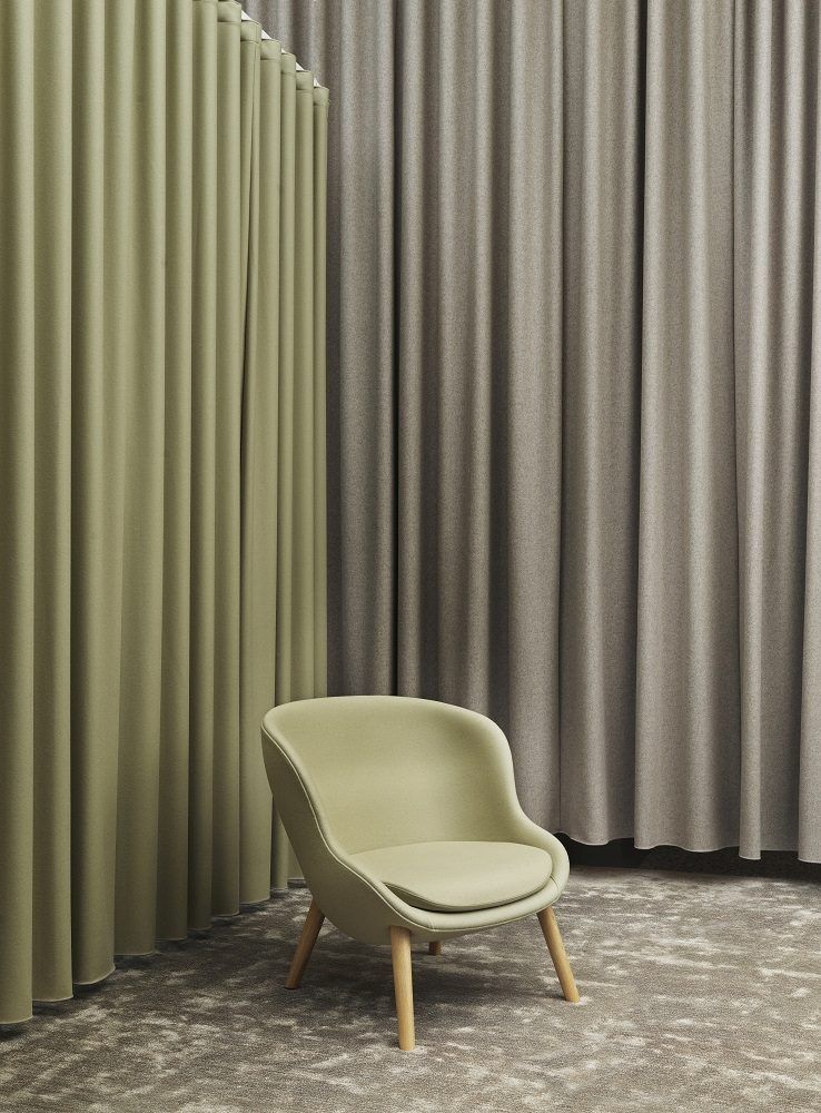 Hyg Lounge Chair von Normann Copenhagen in Grün, Sessel mit Holzbeinen.