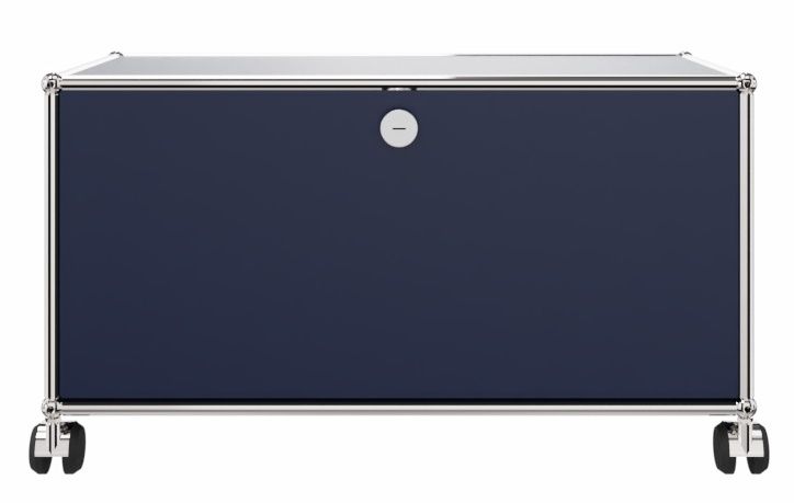 Stahlblaues USM Haller TV-Möbel mit Klapptür und Chromgestell auf Rollen für modernes Wohnzimmer.