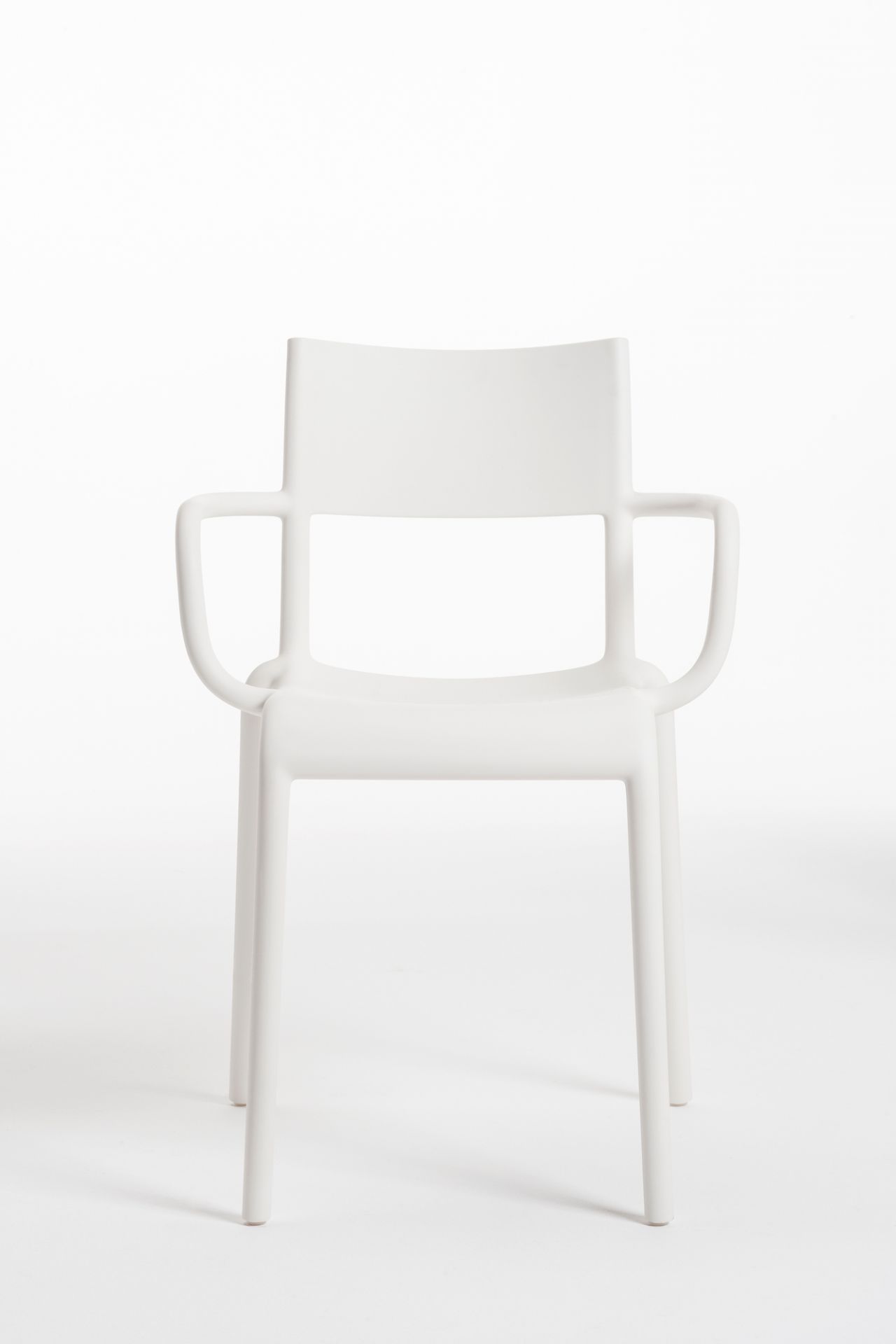 Weißer A-Armlehnstuhl im Kartell-Stil, moderner Kunststoffstuhl mit Armlehnen für Esszimmer und Wohnbereich.