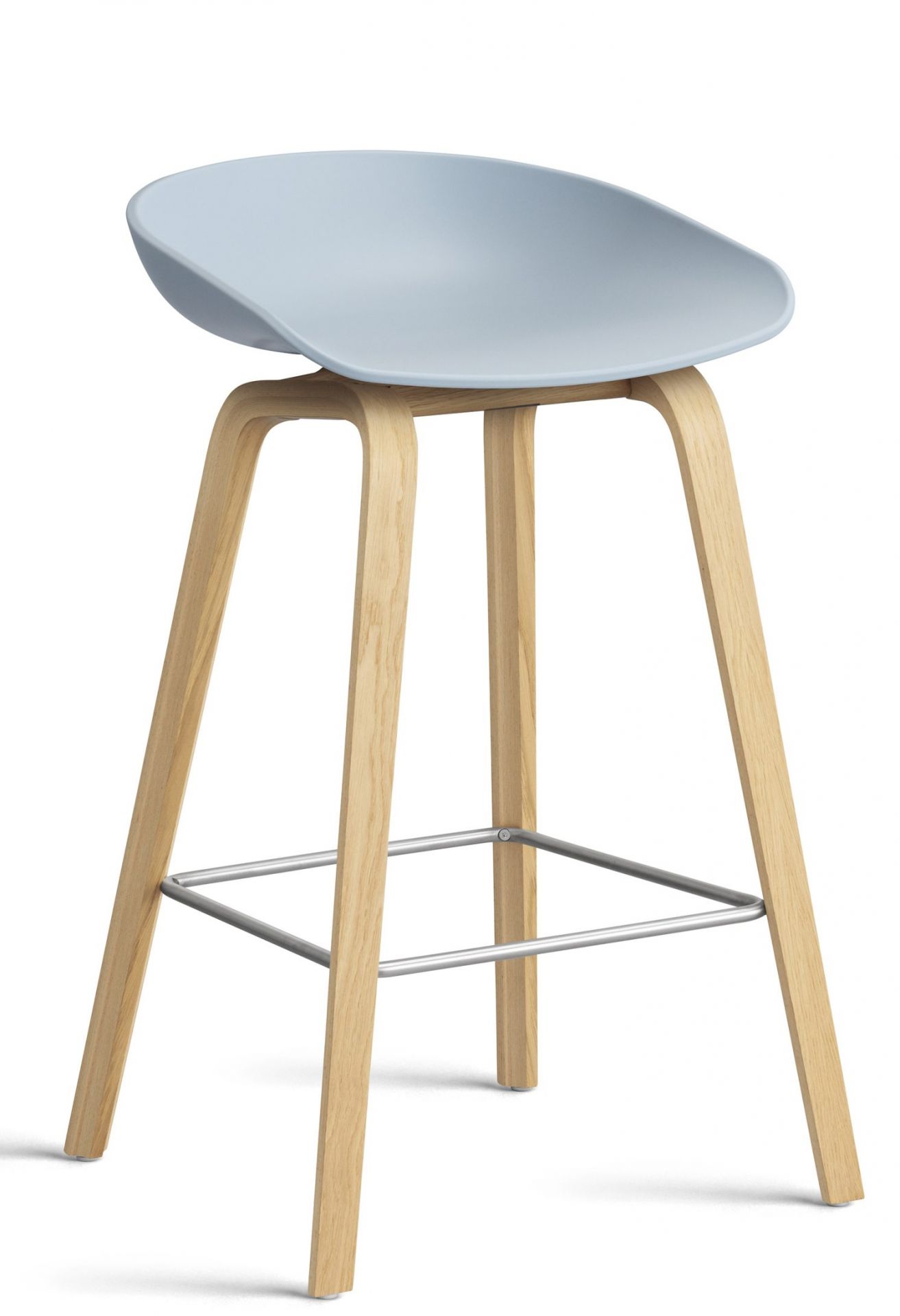 About a Stool AAS32 Barhocker in Slate Blue mit Holzbeinen und Fußstütze.