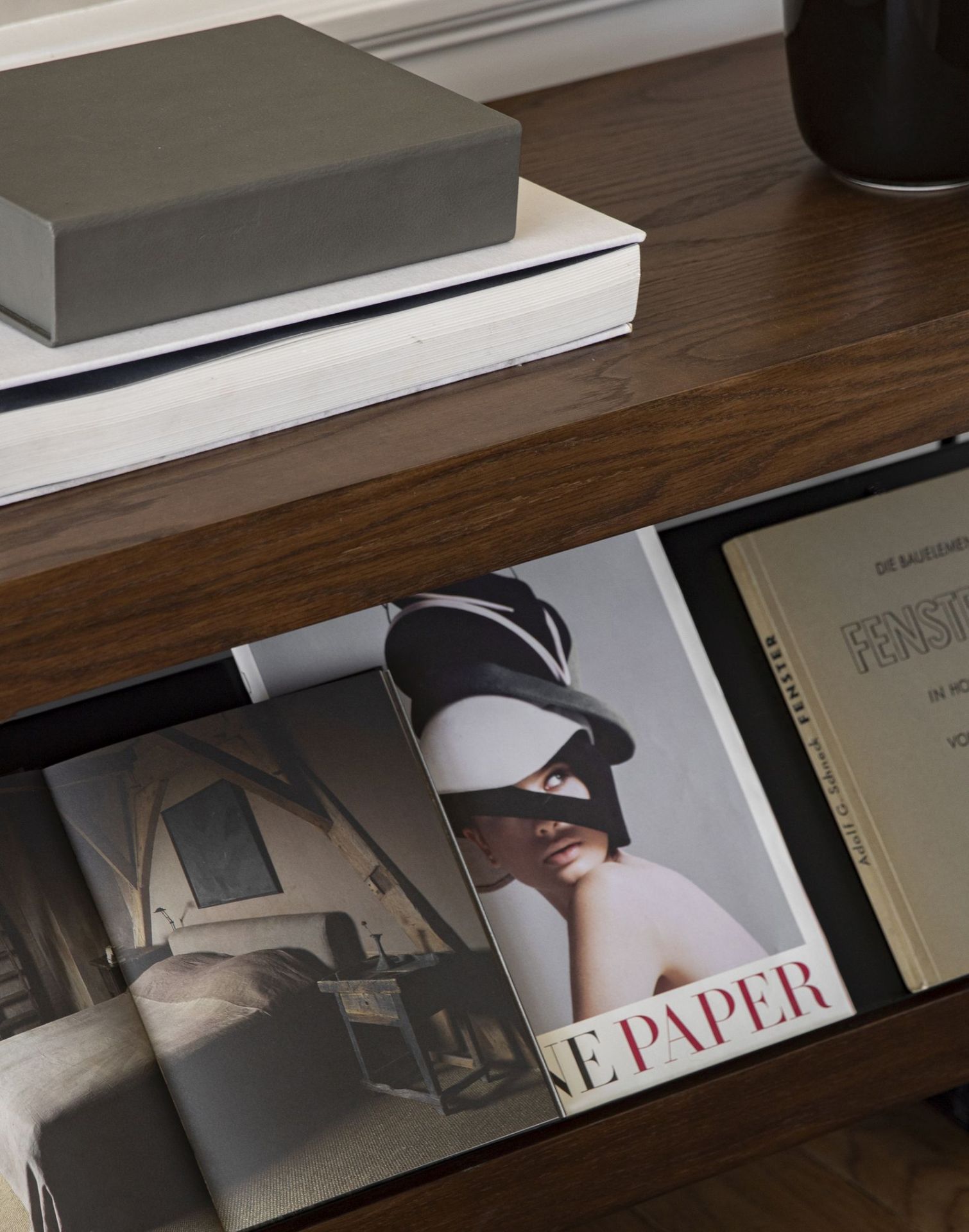 Detailaufnahme des Audo Copenhagen Zet Storage System Regals mit Magazinen und dekorativen Elementen.