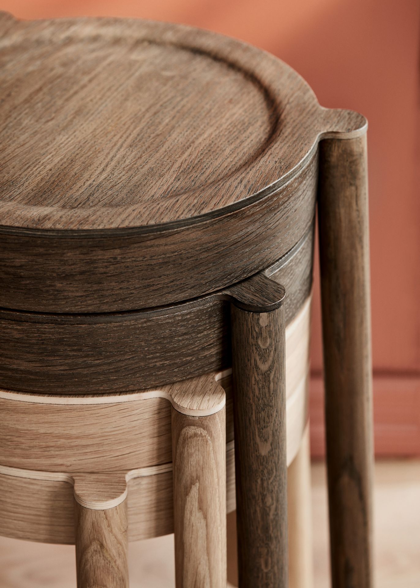 Detailaufnahme von gestapelten Pal Hockern aus geräucherter Eiche von Northern. Stapelbare Hocker für E-Commerce.