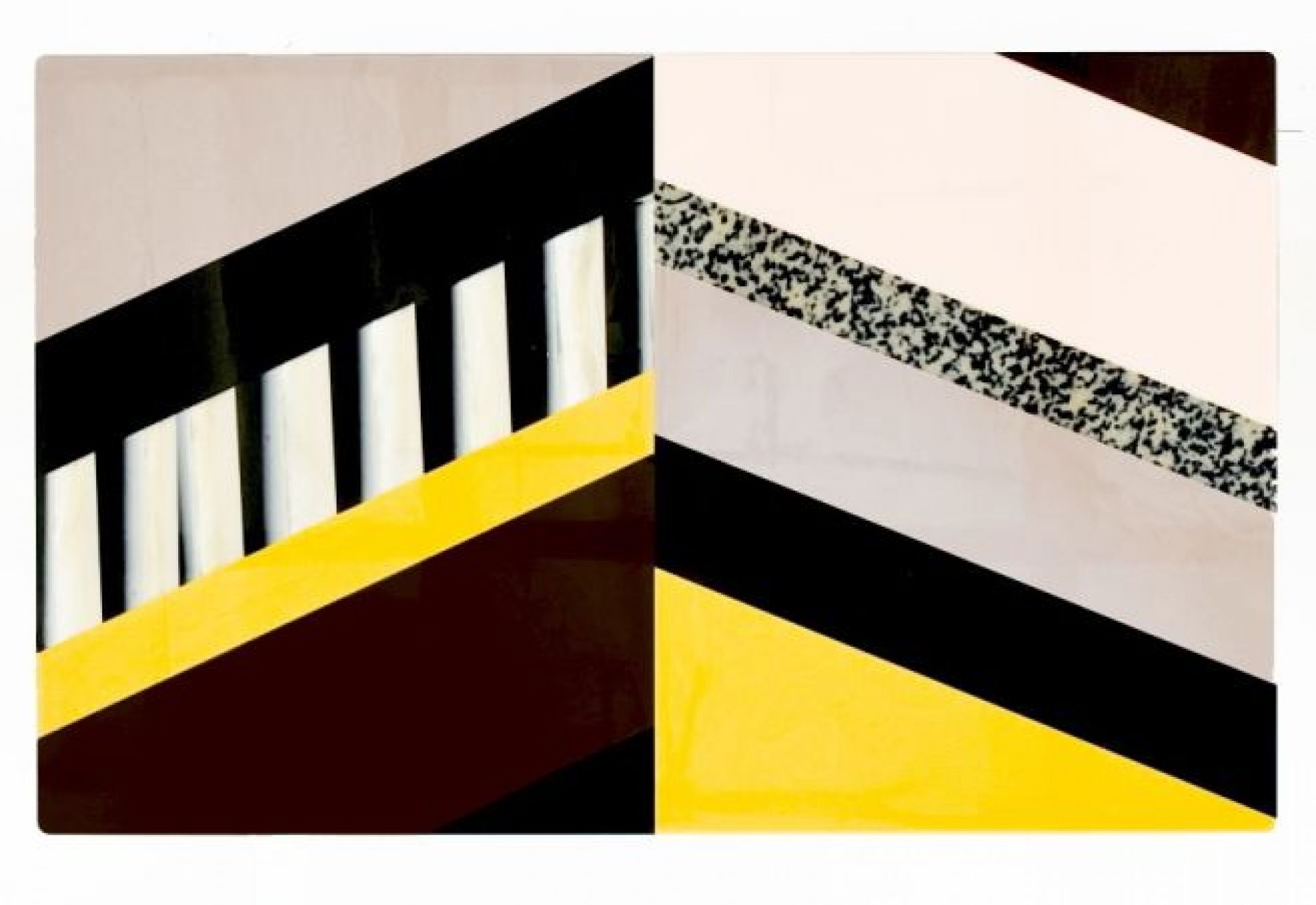 Detailansicht des Fishbone Tischs von Moroso, gelb, mit geometrischen Mustern und hochwertigen Materialien.