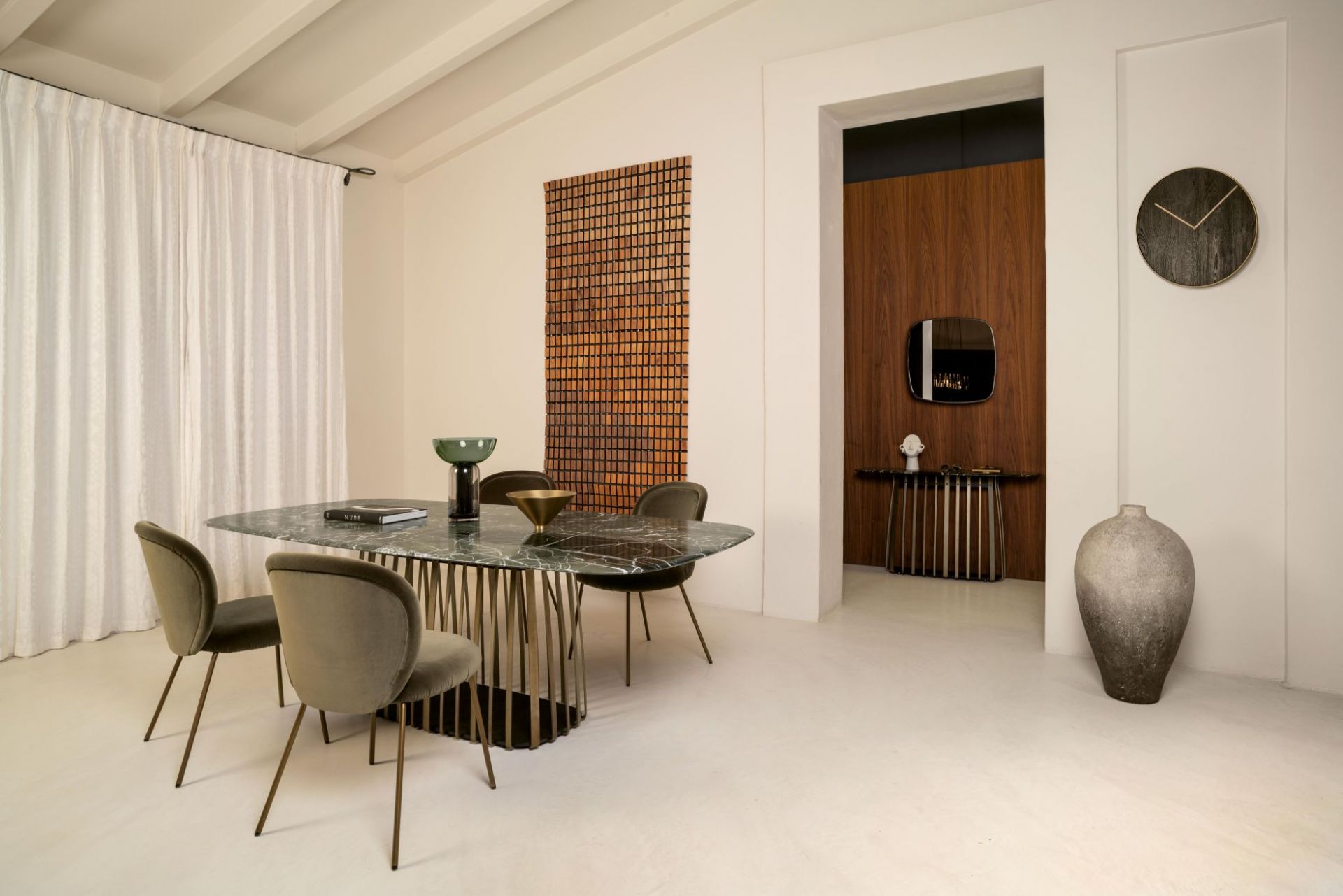 BC 07 Basket Tisch mit Steinplatte und Messinggestell von Janua in modernem Esszimmer.