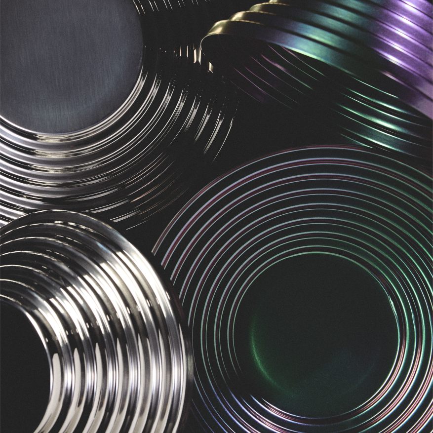 Nahaufnahme der Alessi Maya Schale, rund, in Purplegreen, dekorative Obstschale aus Metall.