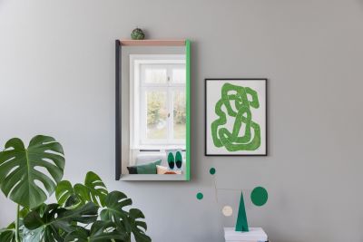 Colour Frame Mirrors Spiegel von Vitra an grauer Wand mit Dekoration und Zimmerpflanze.
