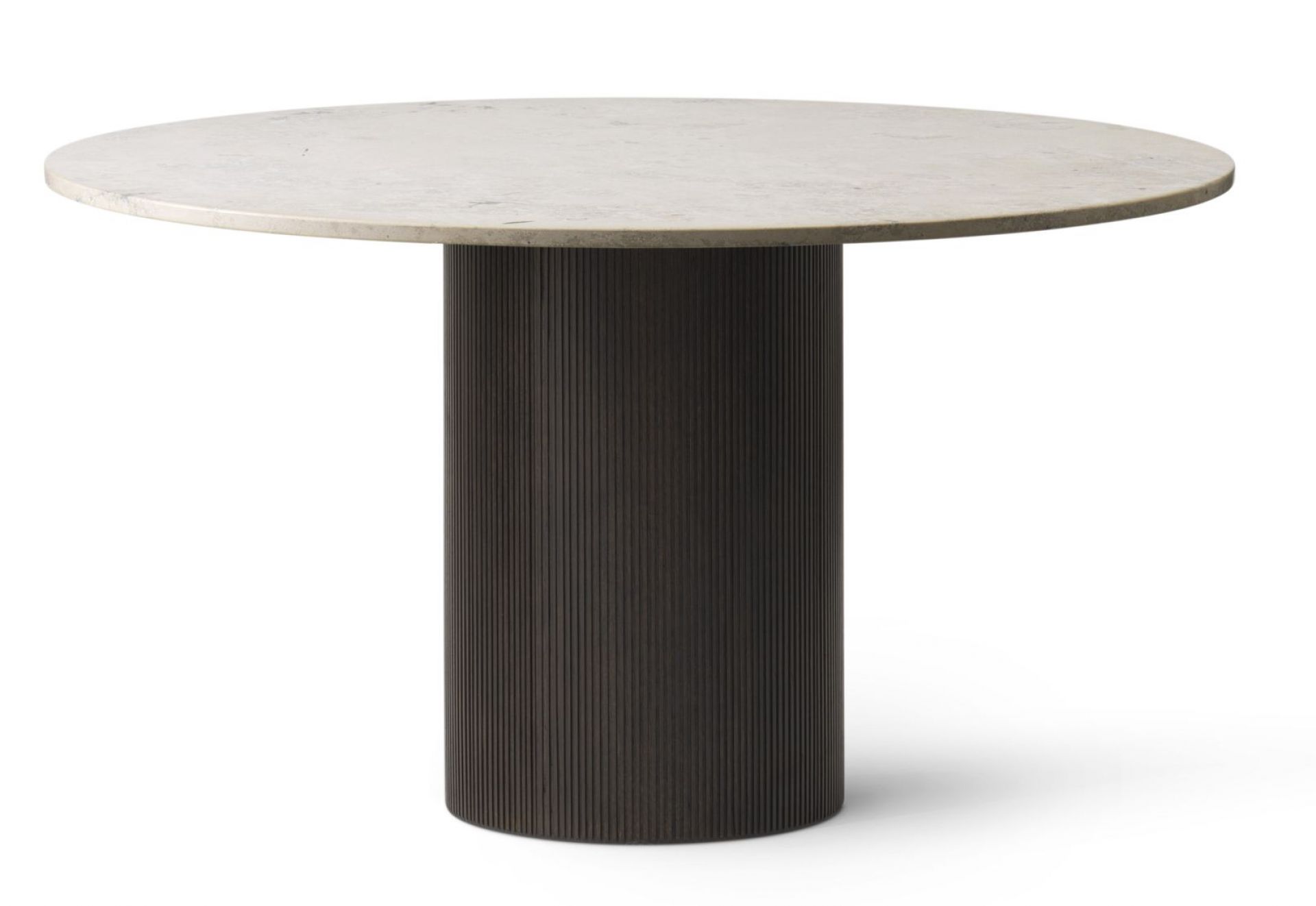 Vipp Cabin Tisch rund in dunkler Eiche mit heller Tischplatte aus Marmor.