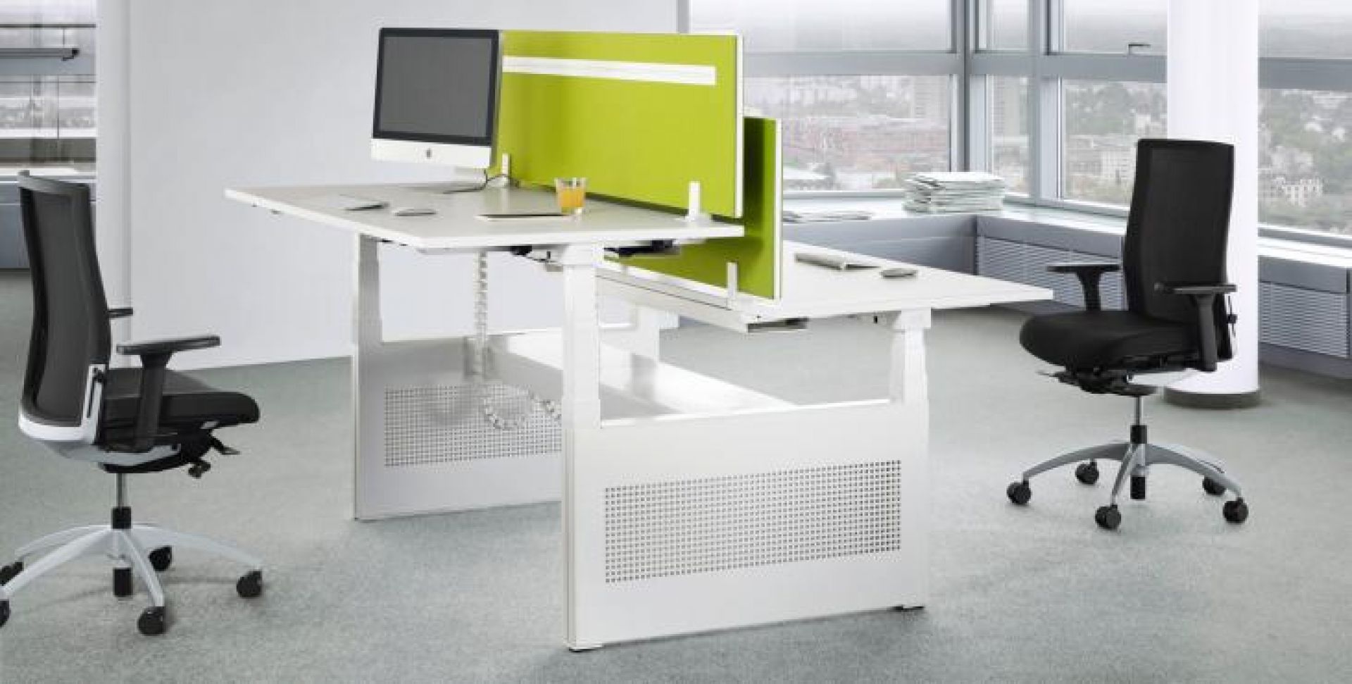 Talo.S Konferenztisch von König+Neurath, höhenverstellbar, mit Bürostühlen und grünen Trennwänden im modernen Büro.