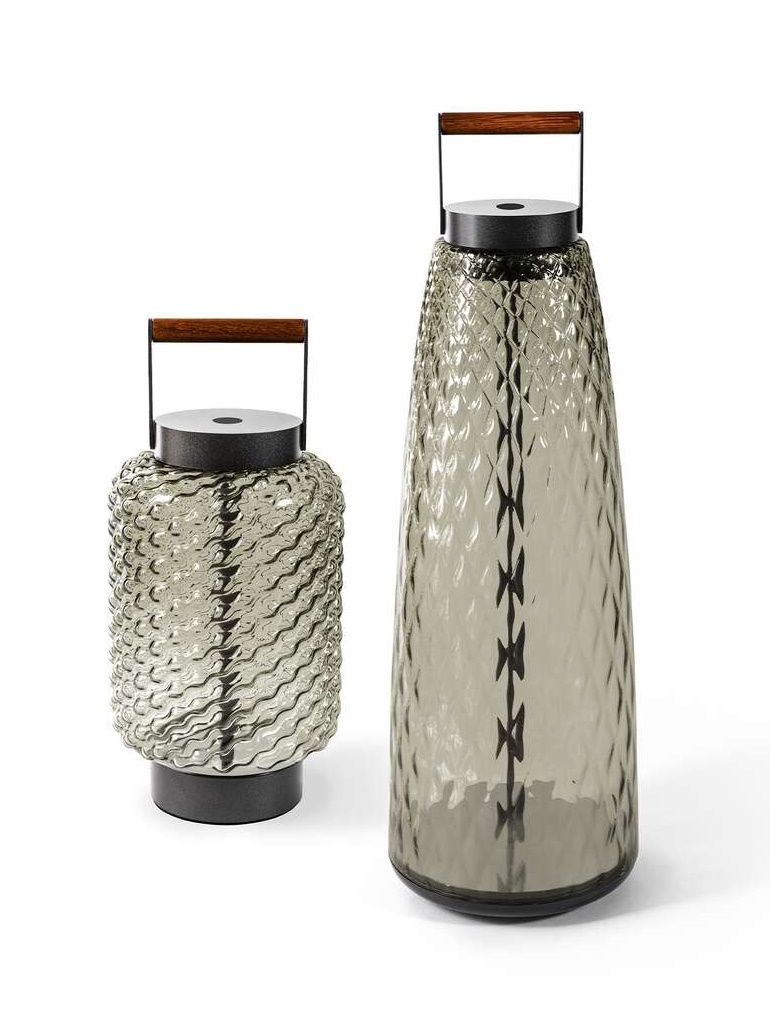 Zwei Cassina Ficupala Outdoor Akkuleuchten in unterschiedlichen Größen und Formen aus Glas.