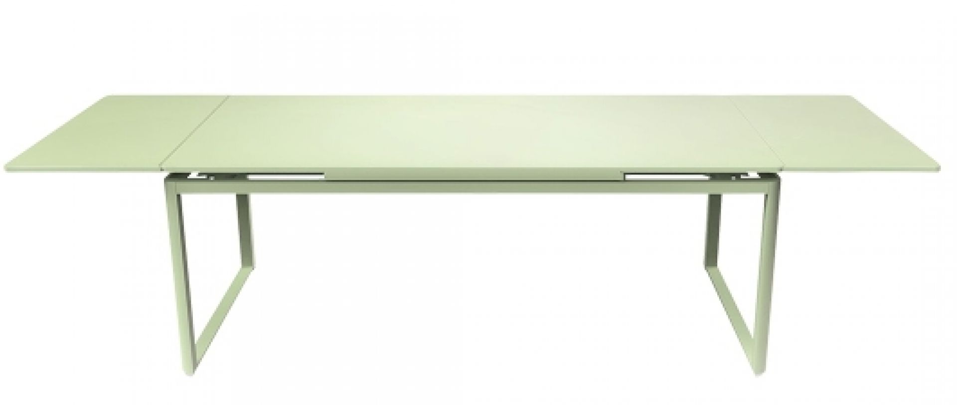 Ausgezogener Biarritz Tisch von Fermob in Hellgrün, ideal für Garten und Terrasse.