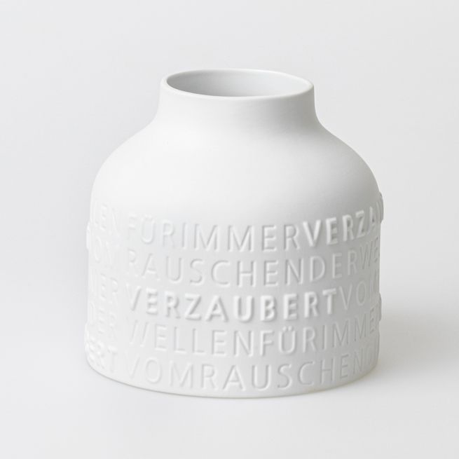 Nahaufnahme der weißen "Für immer verzaubert" Vase von Räder, ein dekoratives Einzelstück mit eingeprägten Wörtern.