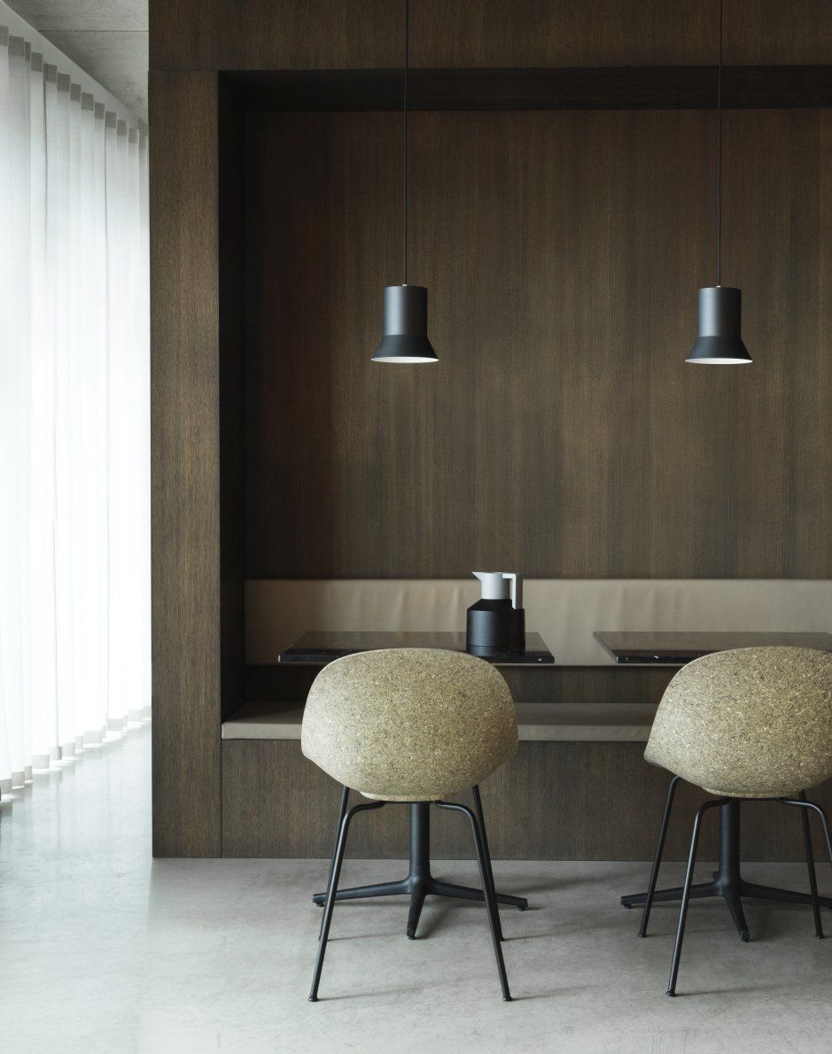 Zwei Mat Chair Stühle von Normann Copenhagen mit Stahlgestell in modernem Interieur.