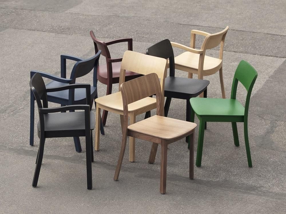 Gruppe von Hay Pastis Stühlen aus Esche in verschiedenen Farben, modernes Design.