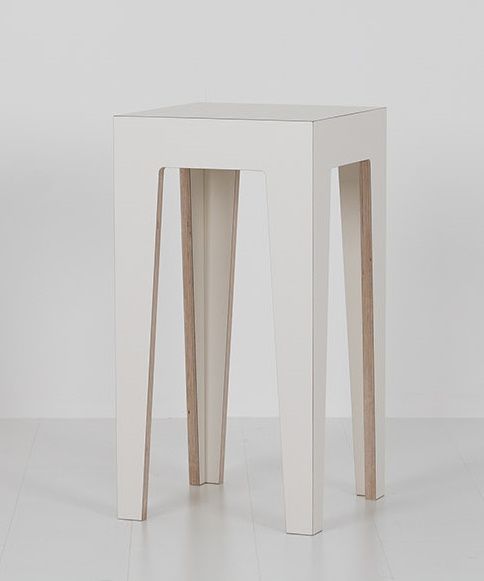 HUGO Barhocker: Moderner, weißer Hocker mit quadratischer Sitzfläche und minimalistischem Design für Küche oder Bar.