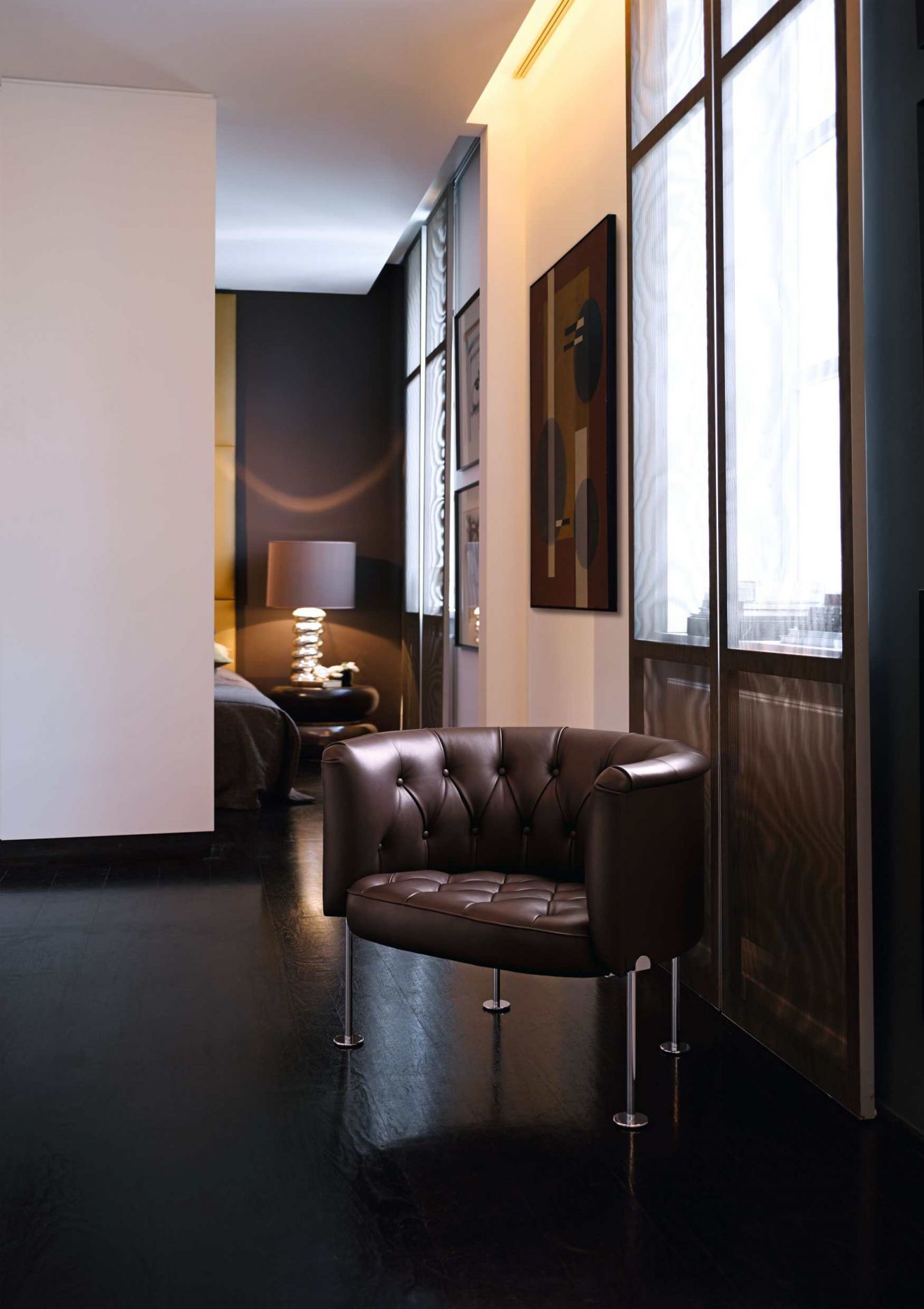 Brauner Ledersessel im Haussmann-Stil von Walter Knoll mit Knopfheftung und Chromfüßen.