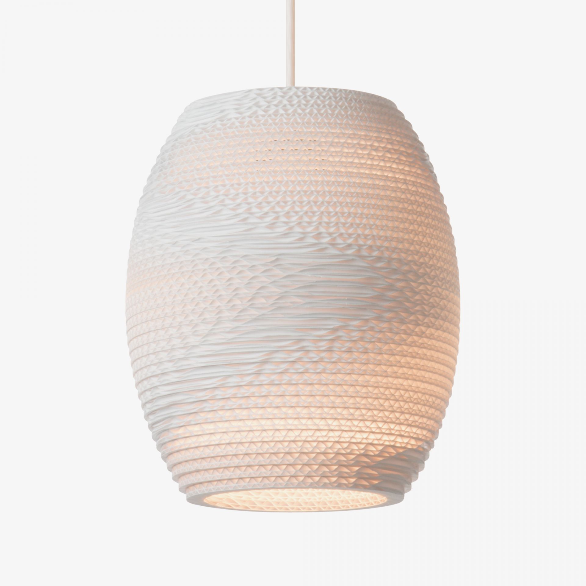 Weiße Scraplights Oliv Hängeleuchte von Graypants mit filigranem Muster und warmem Lichtschein.