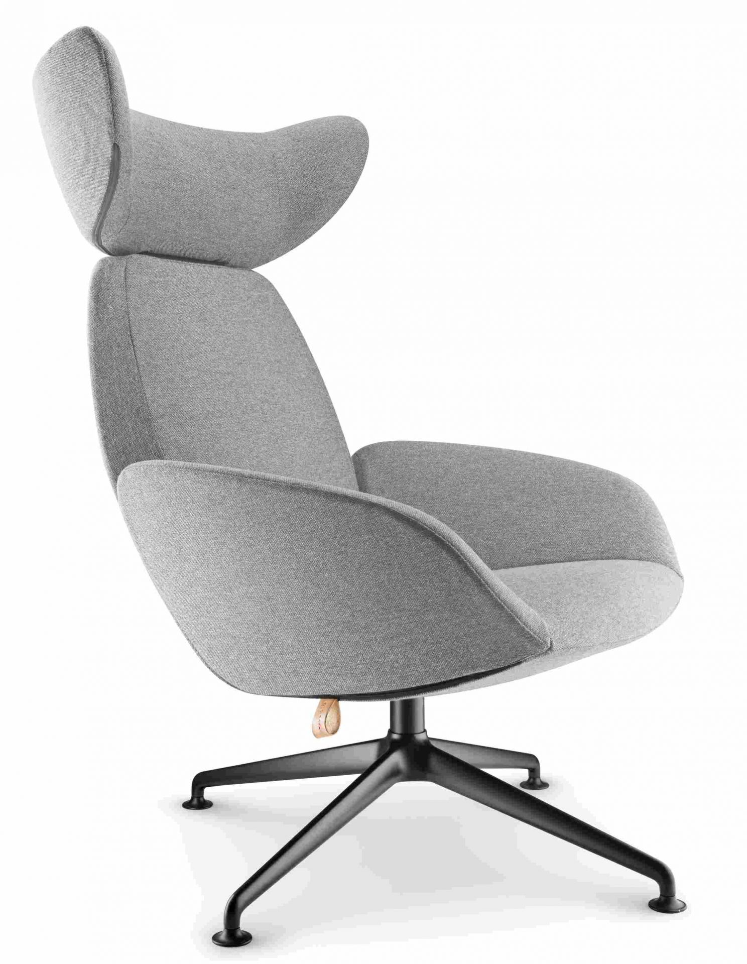 Grauer Laze Sessel von Eva Solo mit hoher Rückenlehne und schwarzem Fußkreuz.
