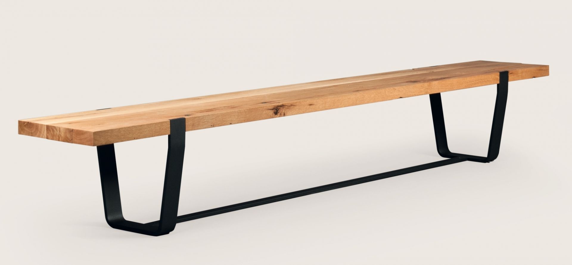 BB 12 Clamp Bank aus Nussbaumholz mit schwarzem Metallgestell, moderne Sitzbank für Esszimmer.