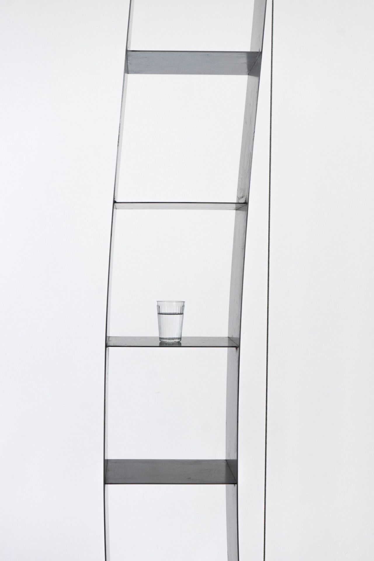 Gespanntes Regal Nils Holger Moormann