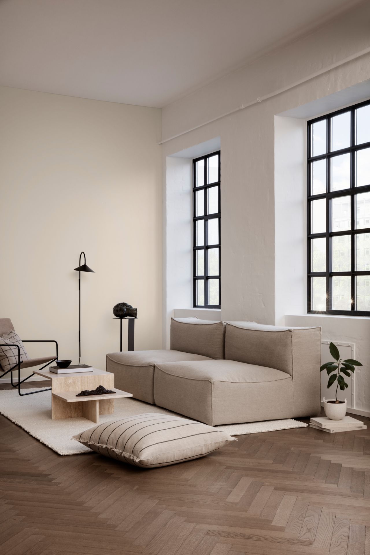 Wohnzimmer mit Ferm Living Couchtisch aus Travertin, minimalistisch und modern.