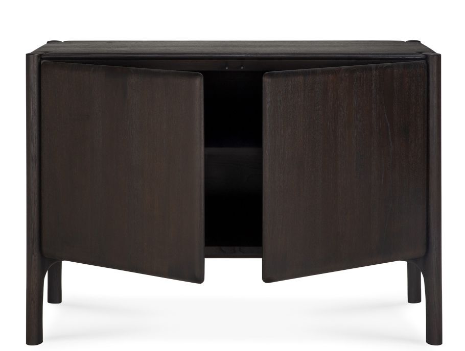 PI Sideboard von Ethnicraft aus dunklem Holz mit geöffneten Türen, modernes Design.