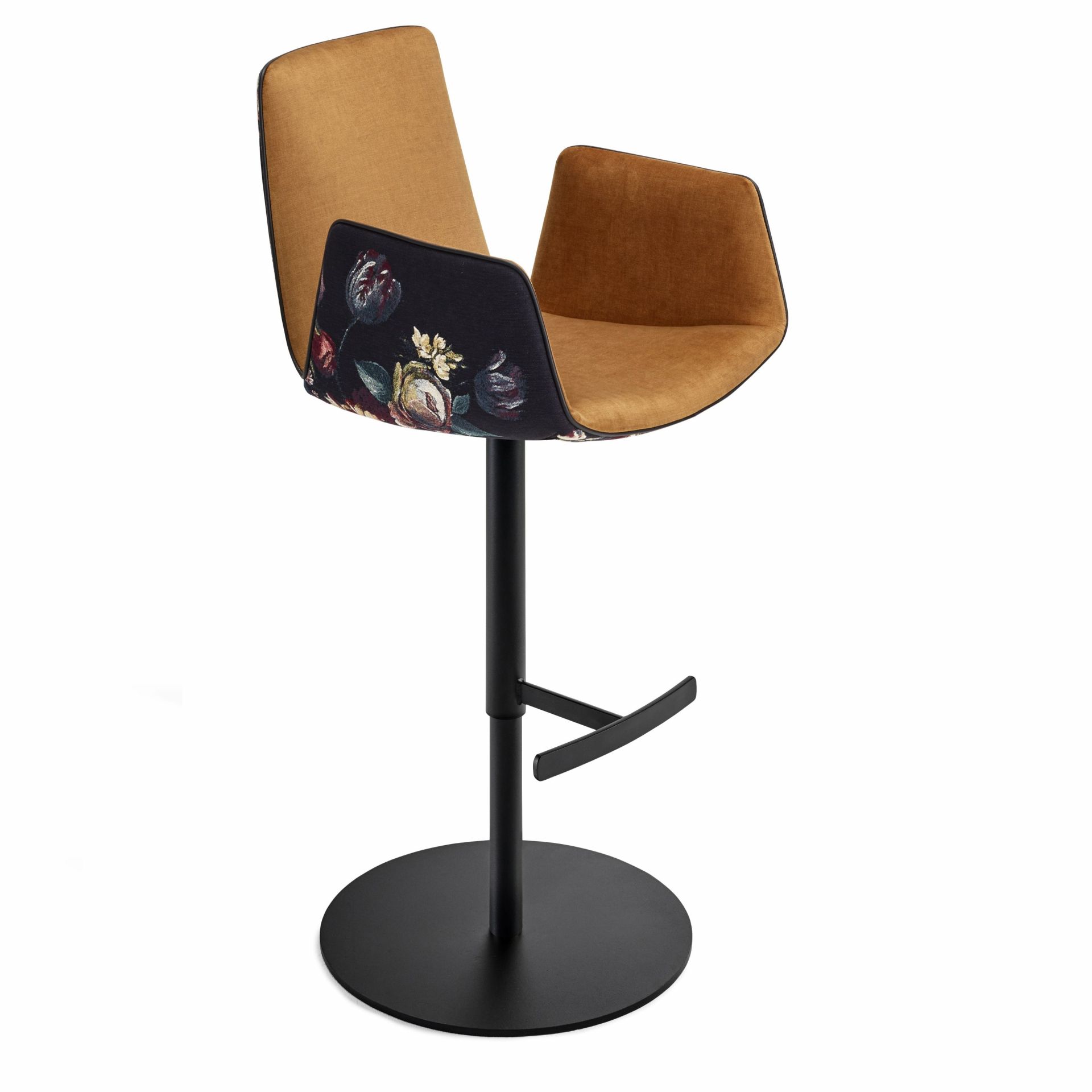 Amelie Bar Armchair von Freifrau Manufaktur mit hoher Rückenlehne und floralem Muster.