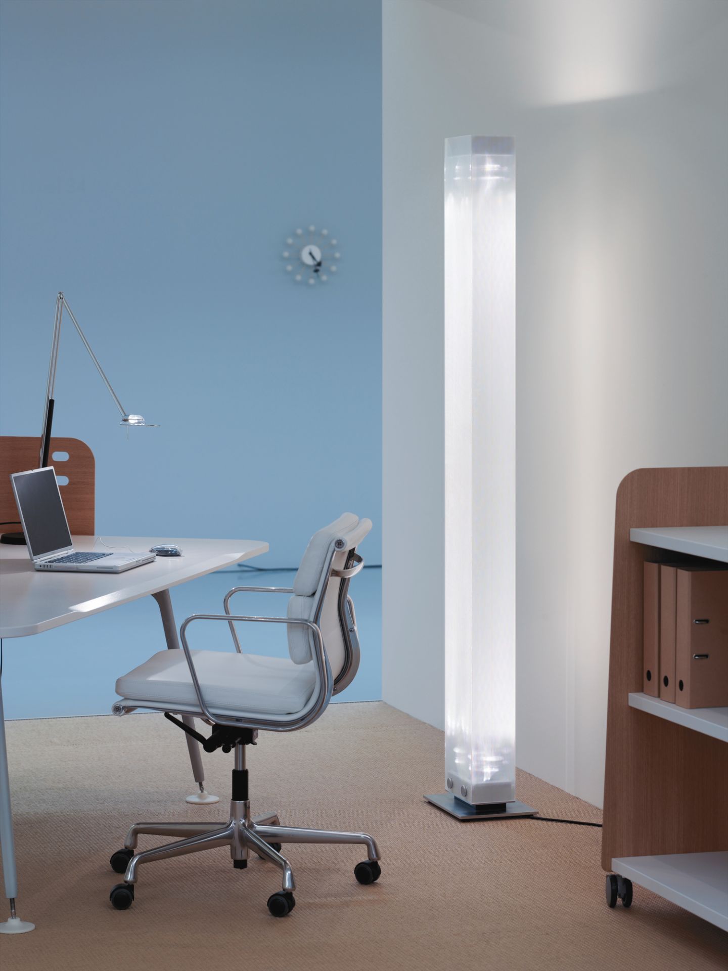 Twilight LED Stehleuchte Belux im modernen Büro, schlankes Design, helles Licht, stilvolle Beleuchtung für Arbeitszimmer.