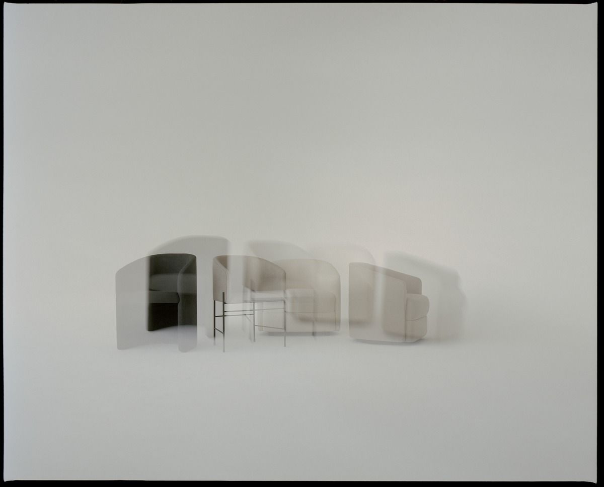 Covent Lounge Chair von New Works, Sessel mit minimalistischem Design und Metallgestell, mehrfach belichtet.