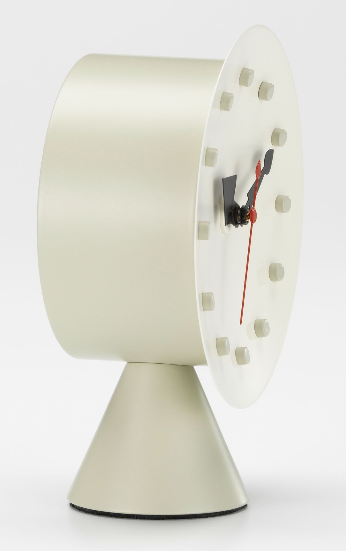 Nahaufnahme der Vitra Tischuhr mit Kegelbasis, modernes Design für Büro und Zuhause.