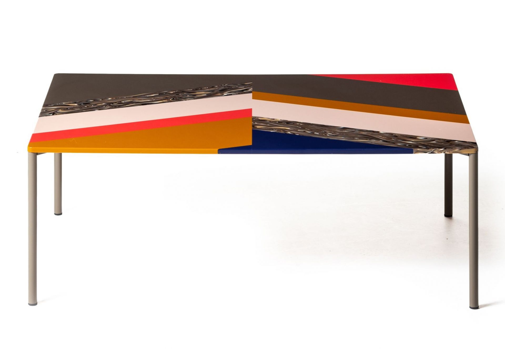 Fishbone Tisch von Moroso mit farbenfroher, rechteckiger Tischplatte und filigranem Metallgestell. Moderner Design Tisch.