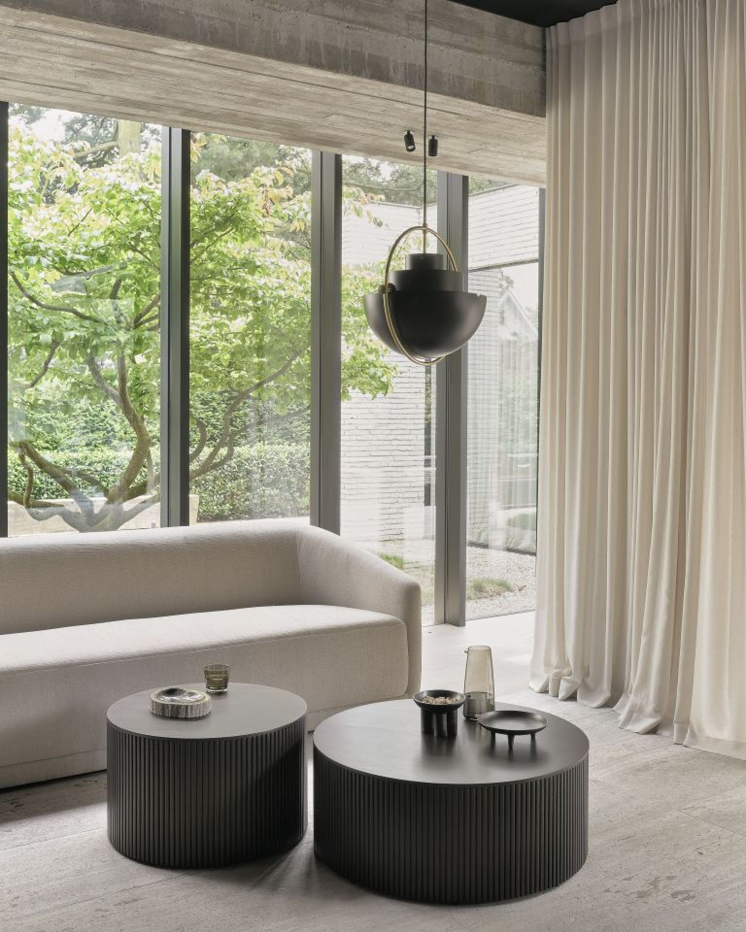 Zwei runde Couchtische, Ethnicraft Roller Max, aus dunklem Mahagoni in modernem Wohnzimmer.