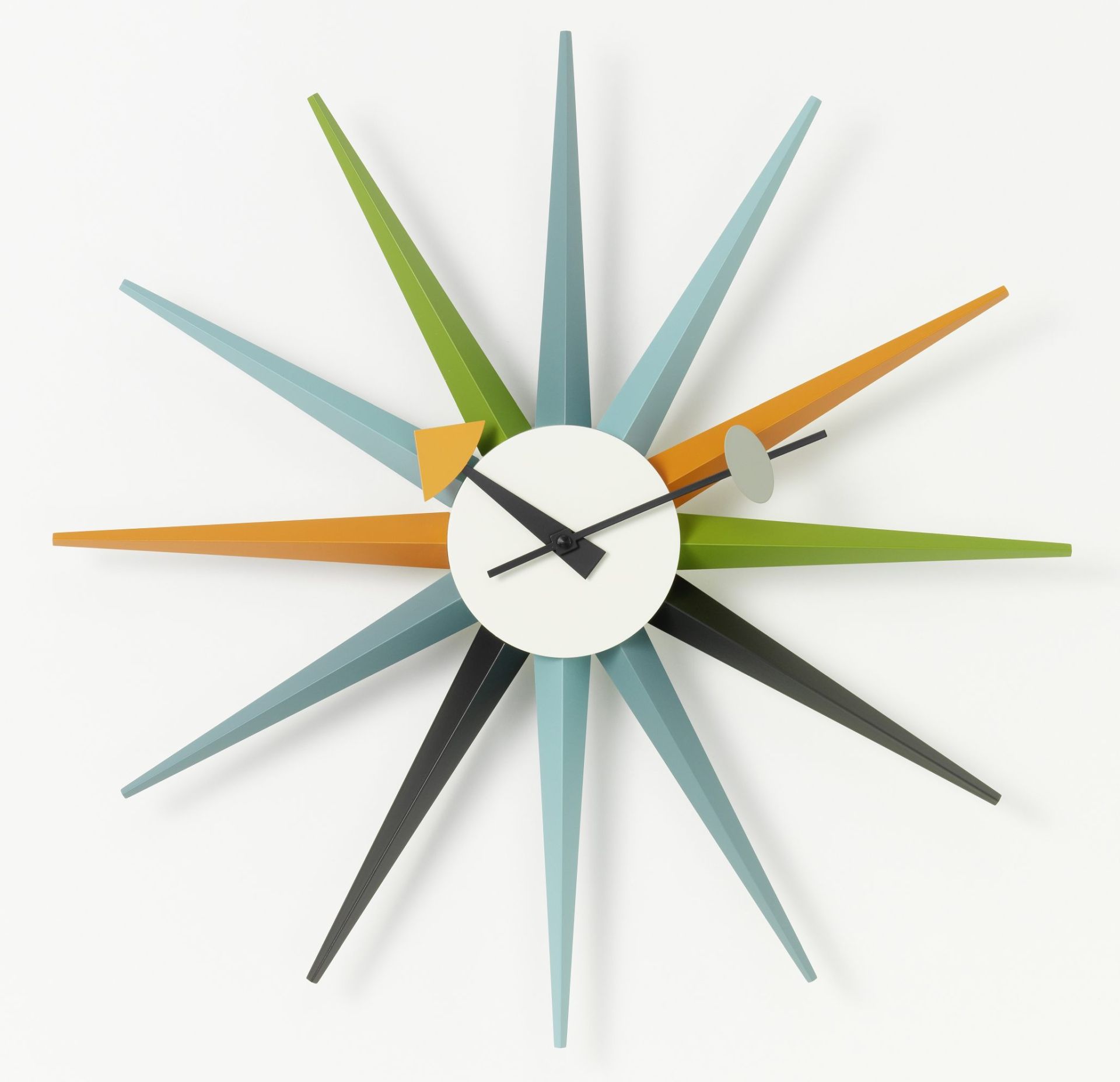 Mehrfarbige Sunburst Clock Uhr von Vitra mit sternförmigen, farbigen Zacken und weißem Ziffernblatt.