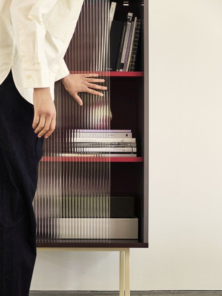 Hay Colour Cabinet Tall Schrank mit geriffelten Glastüren und farbigen Regalböden.